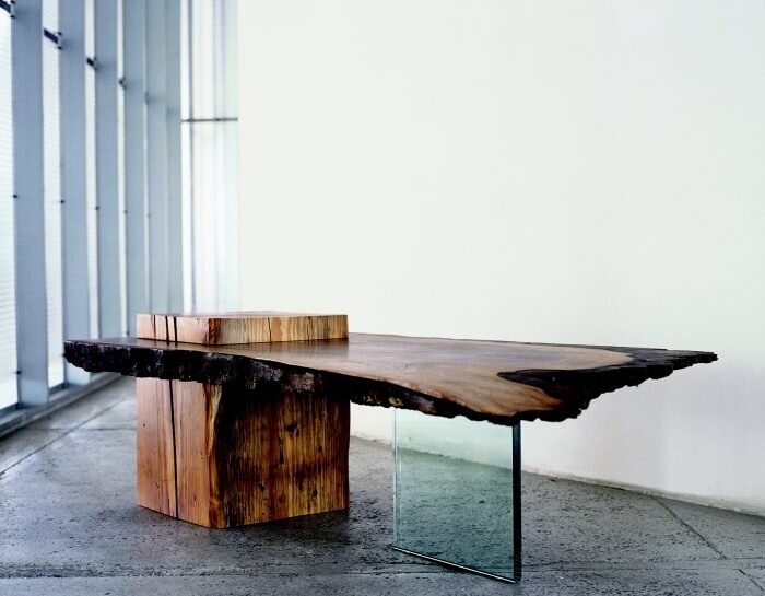 
Деревянный стол из необработанной коряги, который выполняет не только функциональную роль, но и эстетическую.