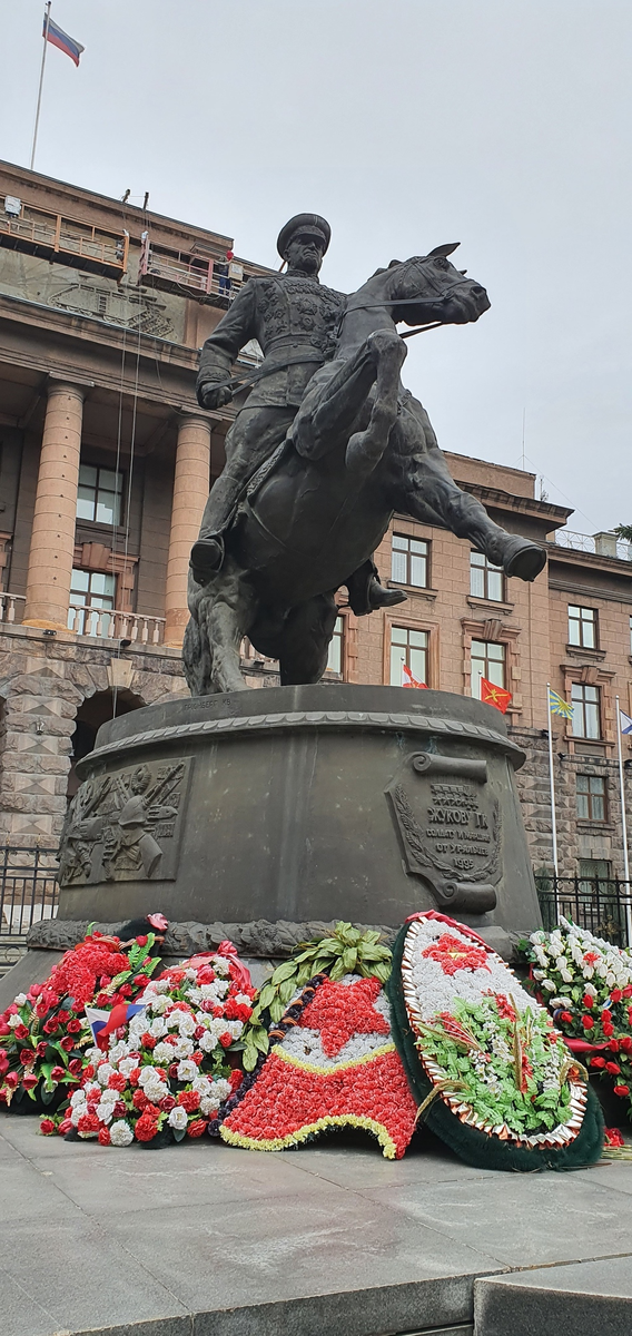 Памятник маршалу Г.К. Жукову у здания штаба Центрального (ранее Уральского) военного округа