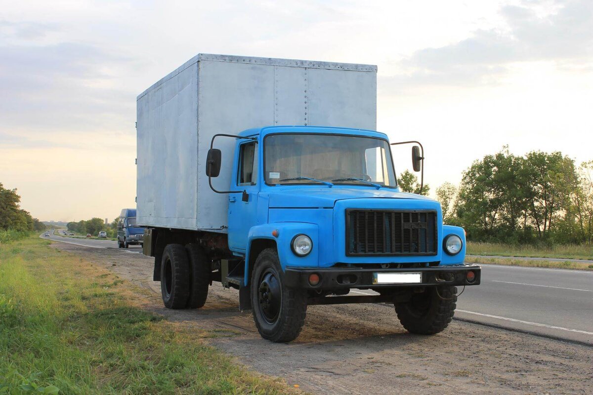 Газон автомобиль старый