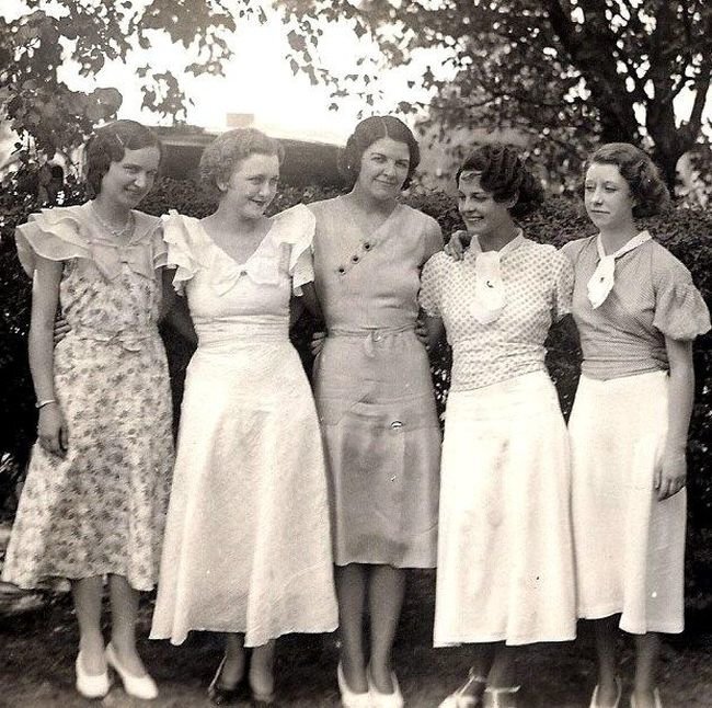 Девушки в платьях по моде 1930-х гг.