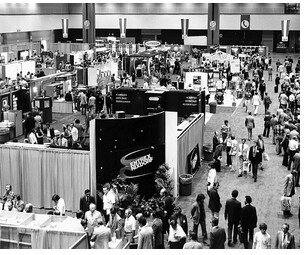 «Фантастические перспективы, которые открывала компьютерная индустрия, привлекли к мероприятию внимание прессы, и мы получили грандиозную рекламу почти бесплатно, – вспоминает бывший исполнительный директор «СOMDEX» Джейсон Чудновский (Jason Chudnofsky). — Производители компьютеров, программного обеспечения, многочисленные инвесторы бронировали выставочные площади, места для переговоров и номера в отелях. Шелдон Адельсон арендовал выставочные площади по цене 25 центов за метр в сутки, компании-участники платили Адельсону уже 25 долларов за метр, не считая монтажа выставочного оборудования, обслуживания и других дополнительных возможностей.»