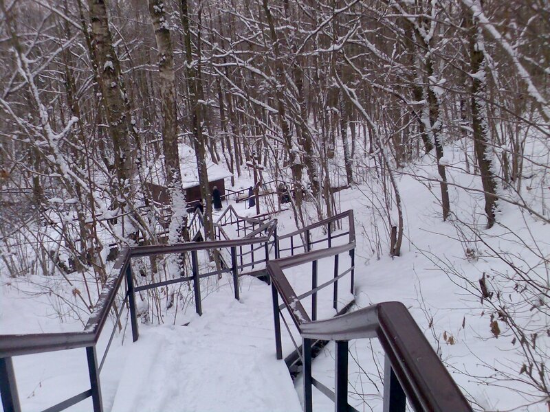 Пологая лестница с 300 ступенями к источнику