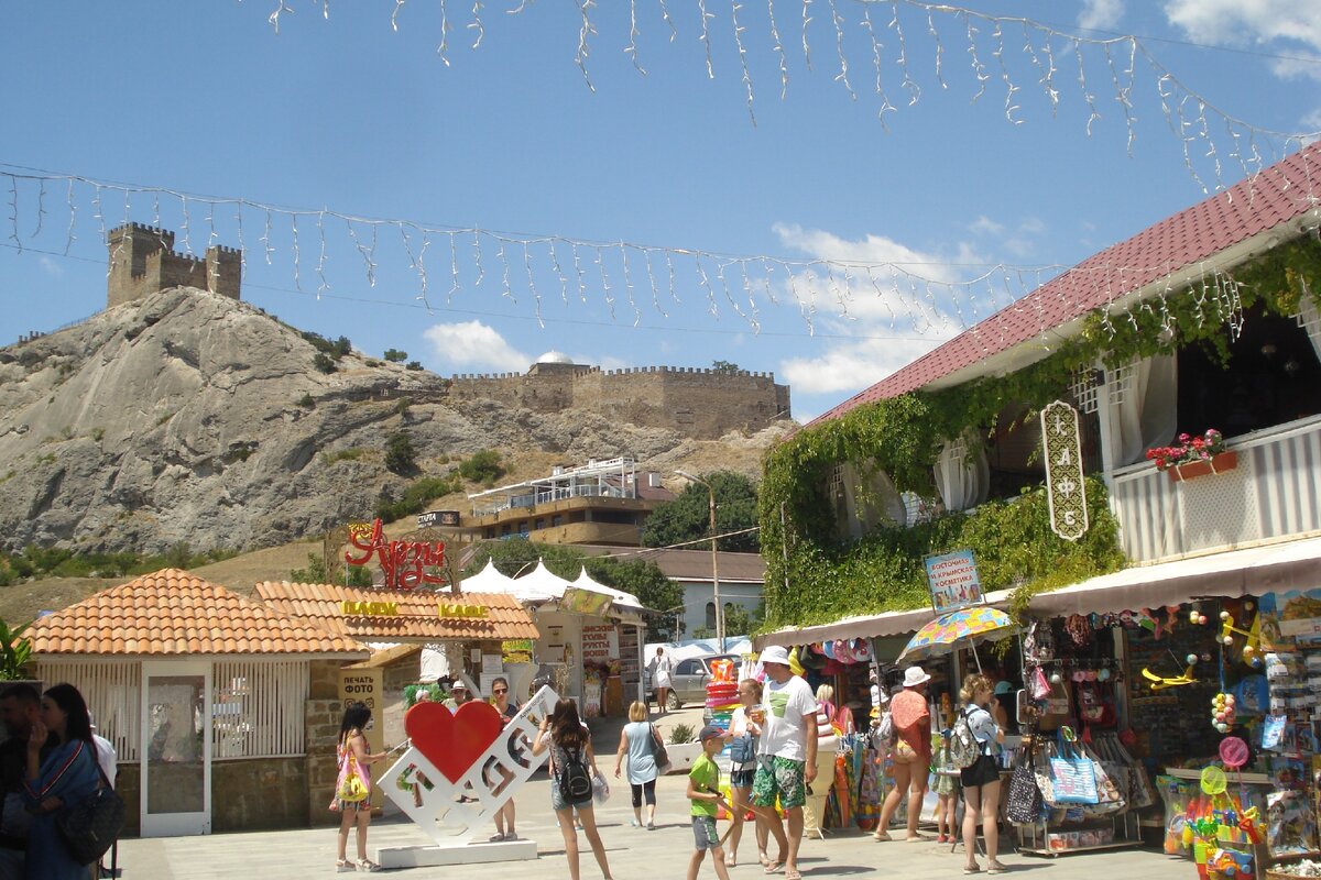 Вид с набережной на Генуэзскую крепость 