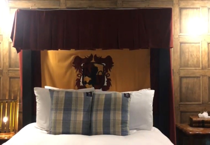 Georgian House Hotel. Спальня в стиле Гриффиндора.