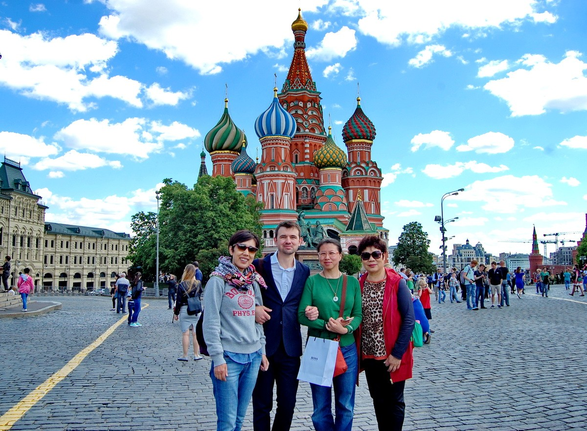 Сделать фото москва. Люди на красной площади. Москва люди. Фотосессия в Москве на красной площади. Туристы в Кремле.