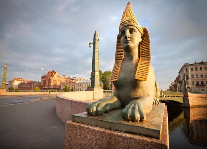 Таинственная история загадочных жителей северной столицы.