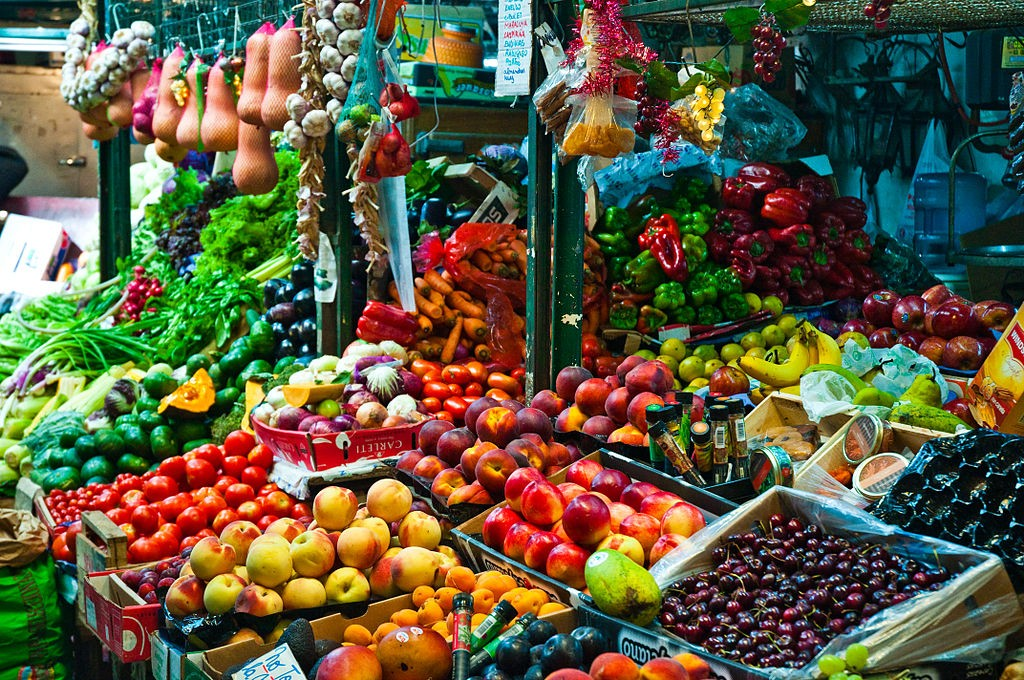 Продовольственные культуры страны. На рынке. Продовольственный рынок. Рынок фруктов. Фрукты на рынке.