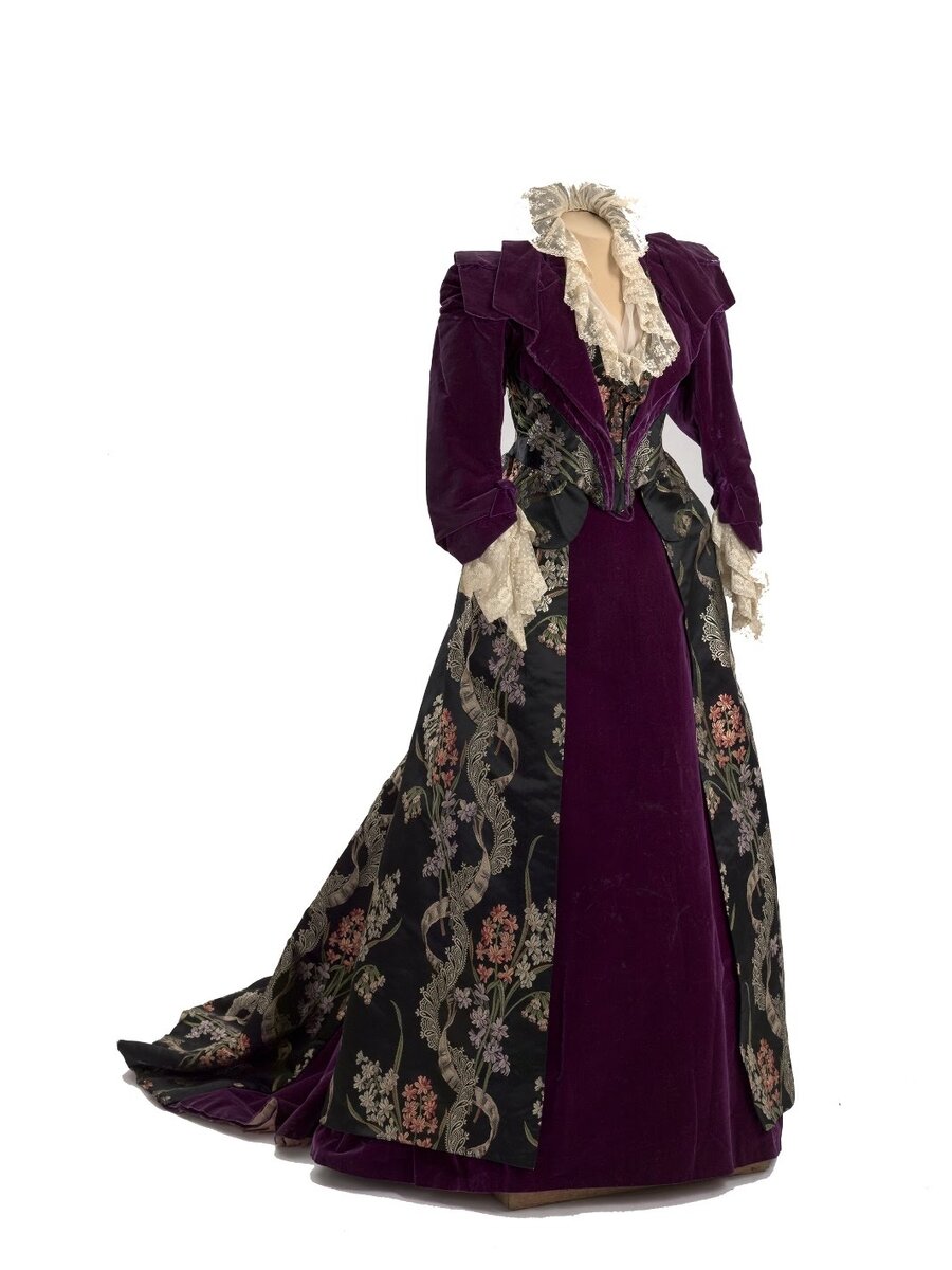 платье императриы Марии Федоровны. представлено на выставке. Фото взято из открытых источников в интернете с некоммерческой целью, а в целях ознакомления широкого круга лиц.