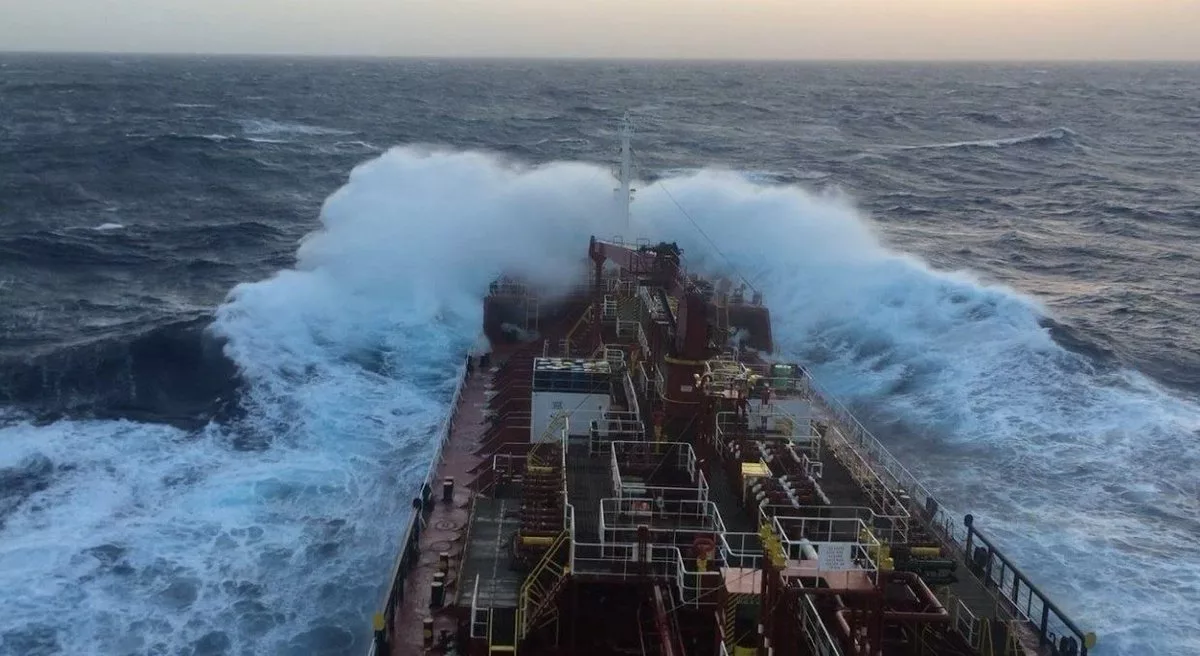 Нефть атлантическом океане. Судно в шторм. Танкер в шторм. Шторм вид с корабля. Танкер в море в шторм.