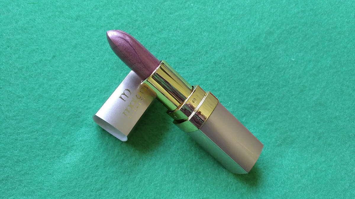 Помада Malva Cosmetics Silk Shine LipsticK, тон 24 выглядит нежно и эффектно