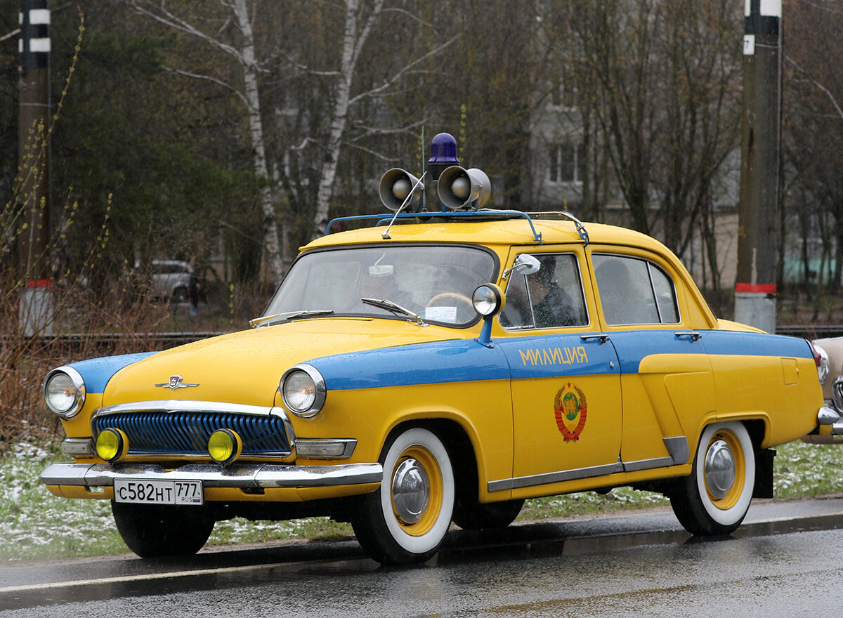 автомобиль Милиции сопровождал колонну