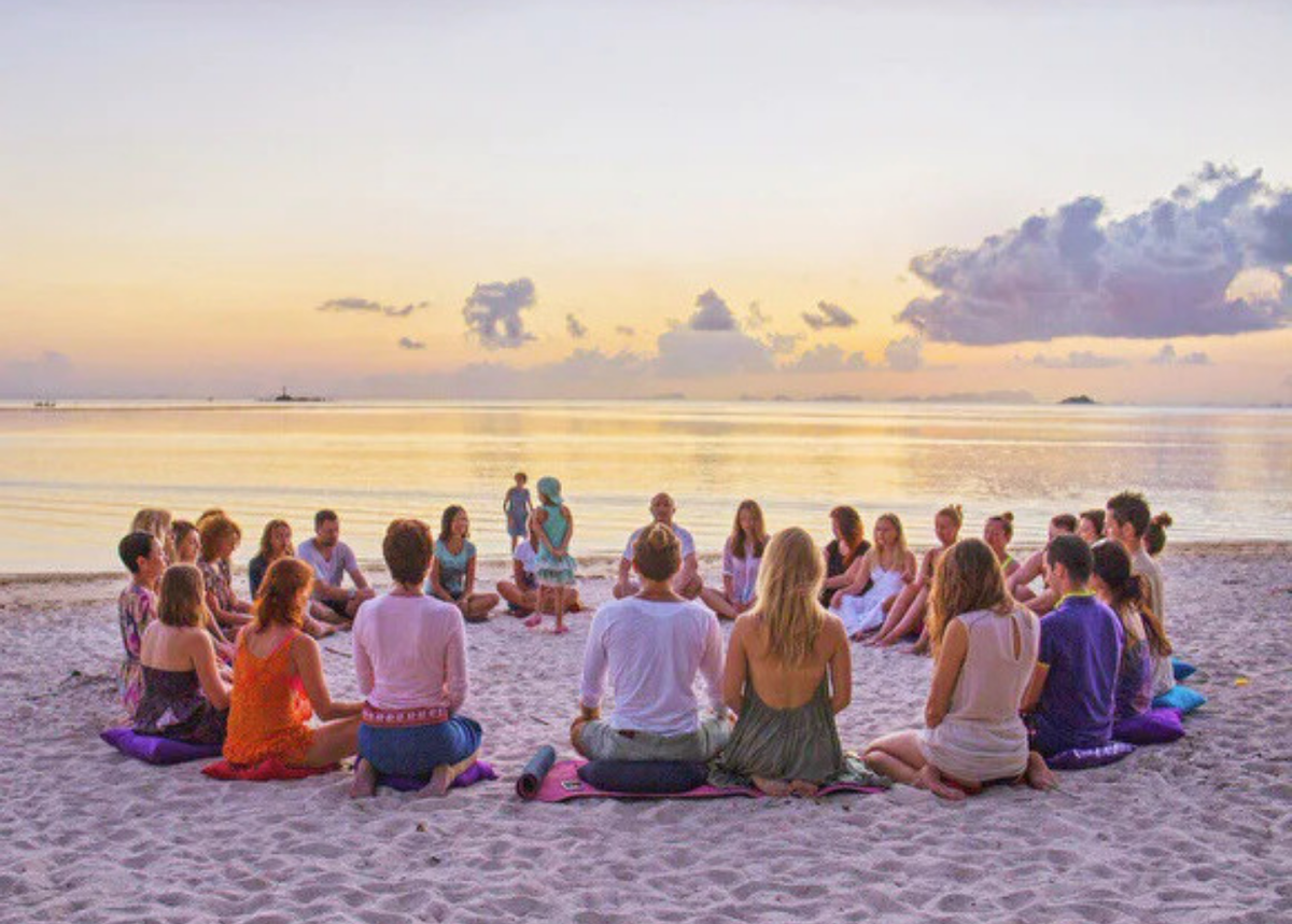 Не стоит думать, что медитировать нужно только так... Это люди уже с более продвинутой базой знаний. Фото из фотостока LOON, обработано в Канва.