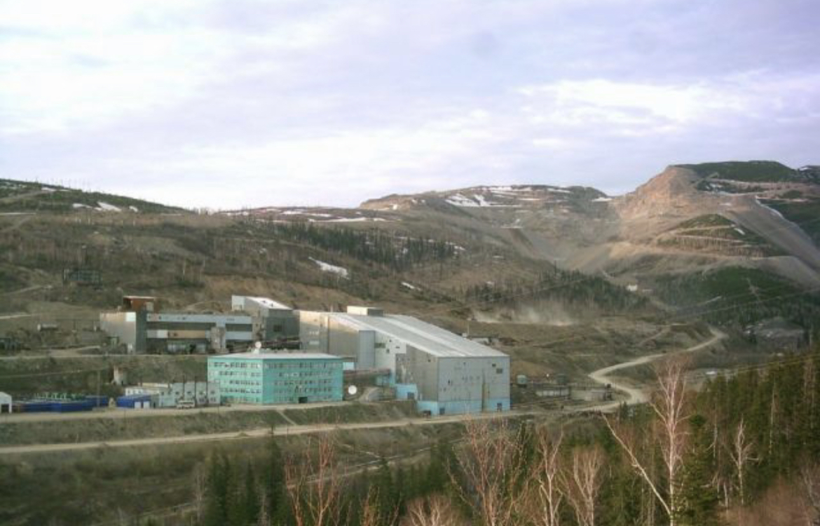 Вид на фабрику в разгаре лета