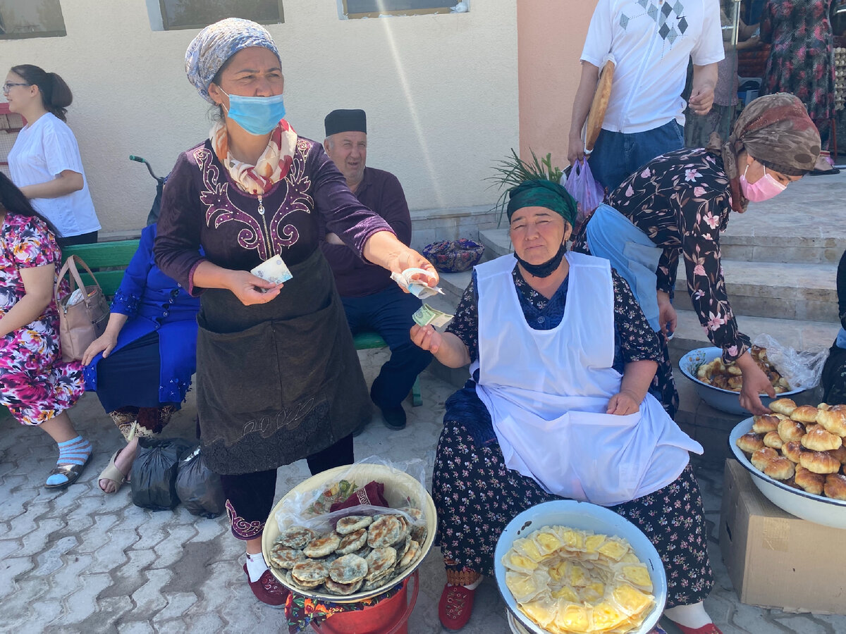 Узбеки часто торгуют произведенными товарами или выращенной продукцией на рынках.