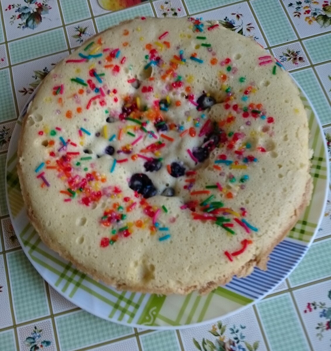 Шарлотка из мультиварки с посыпкой