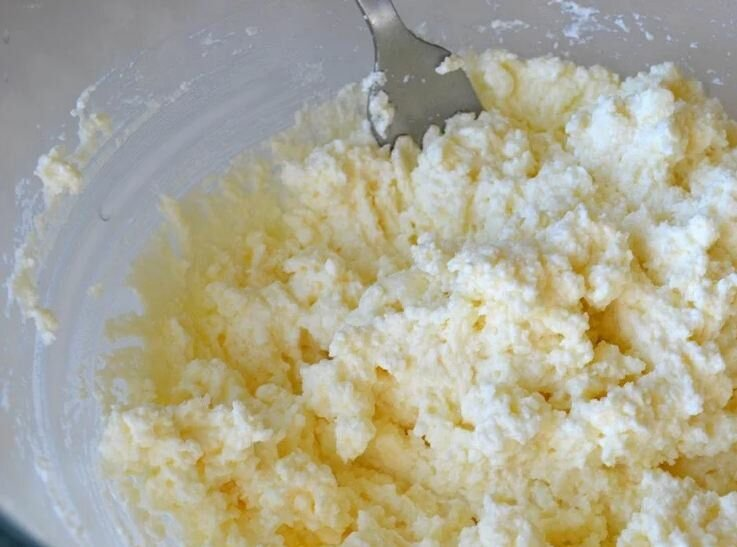 Очень простенький и быстрый рецепт сырников к завтраку. Ингредиенты: 1 пачка творога (200 гр.) 1 ч. л. сахара щепотка соли 2 ст. л.-2