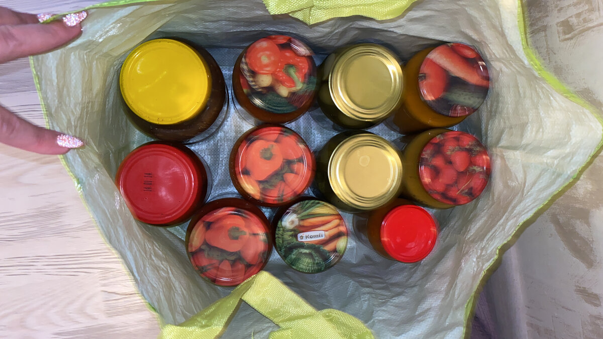 Немножко литровых баночек для папы, первая партия😁 это ещё джемы и «хреновина» в кадр не попали😁