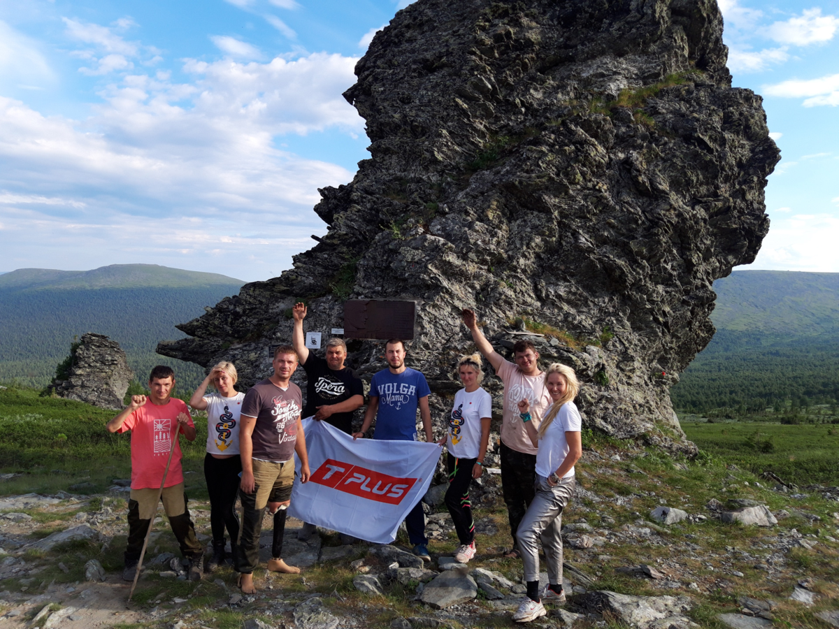 Типичный заезд джиперов к останцу. Приехали, сфоткались, и назад, чтоб скорей выложить фотку в инстаграмме. 