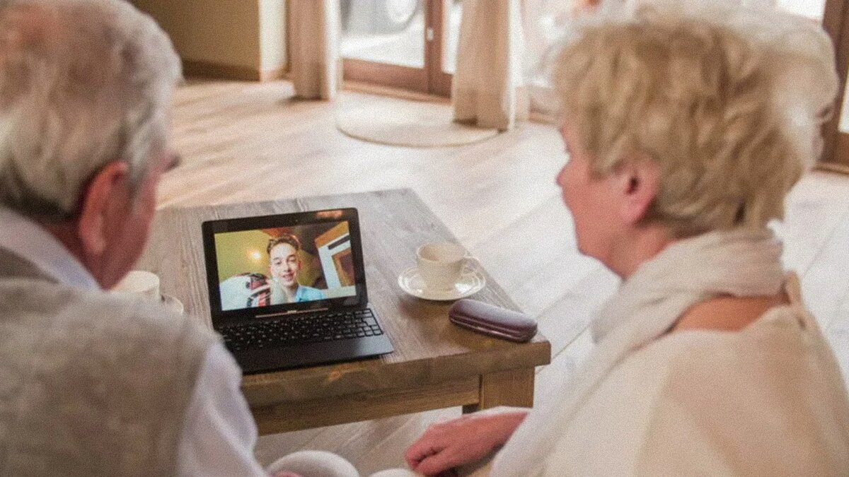 Смартфон в детской руке. Человек видеозвонок. Видеозвонок. Ватсап групповой видеозвонок. Видеозвонок ватсап.