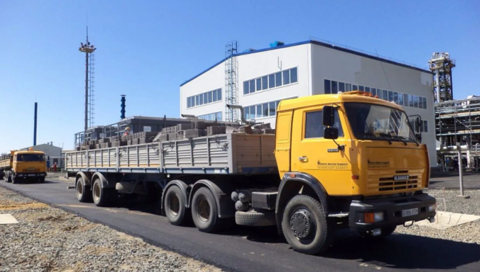 yard-imperial.ru. Фото с Яндекса. КАМАЗ с полуприцепом.