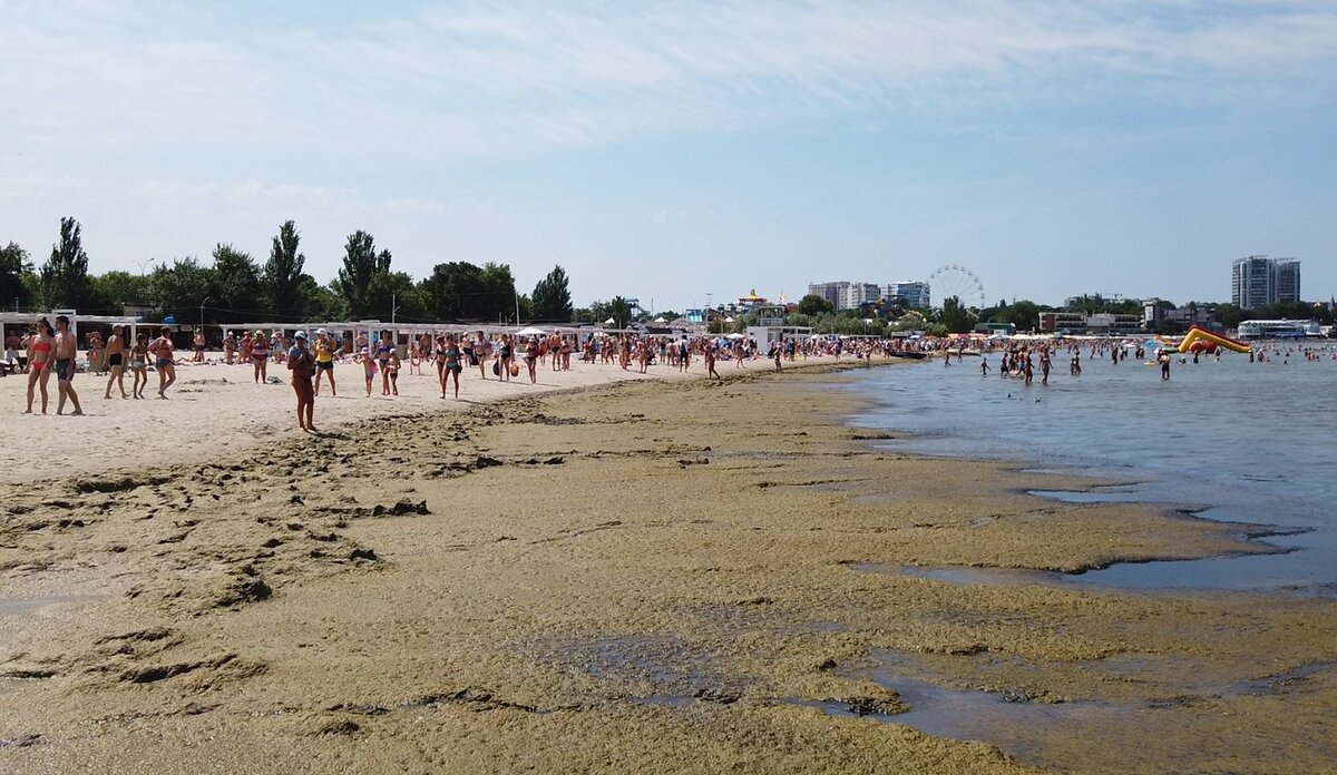 Центральный пляж Анапы в середине лета