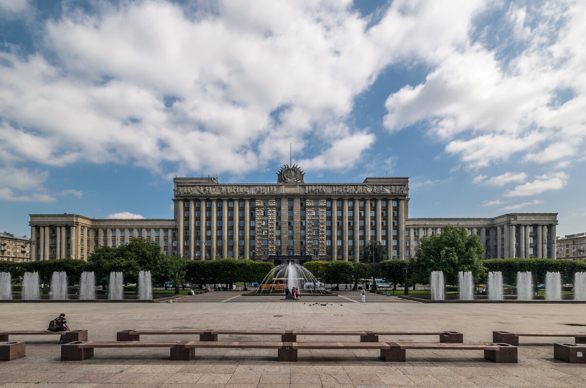 Историческое главное здание НПО "Ленинец" (строилось в 1936-1941 годах для Дома Советов), впечатляющий образец сталинской архитектуры. Ныне здесь располагается бизнес-центр "Московский".