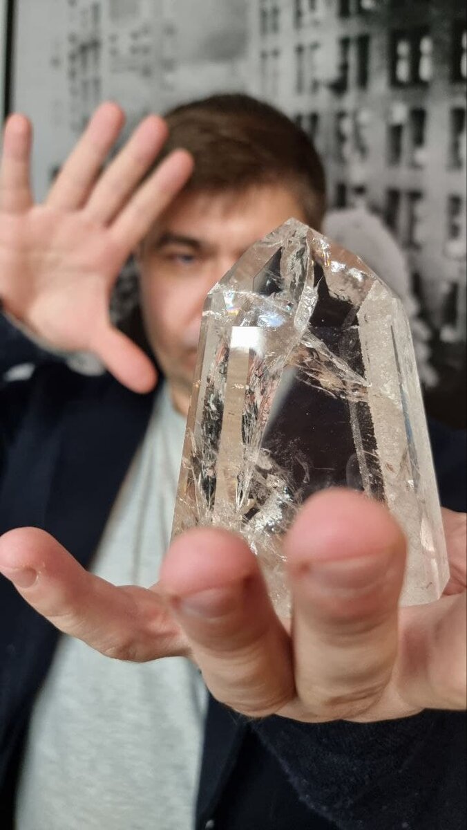 Люди ищут тайных знаний, ищут тайные силы, человек ищет силу и знания вне себя. Кто то готов продать свою душу, за получение силы и знания. Масса магических спекулянтов торгуют секретными молитвами, заклинаниями, ритуалами. Но такой подход к силе и знанию, это подход осла бегущего за морковкой. 