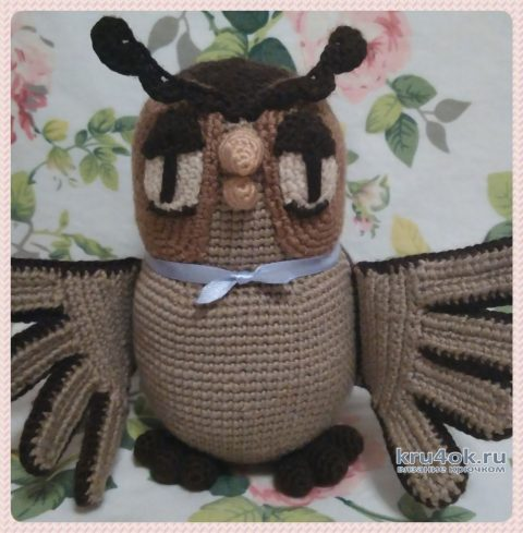Работа Ксении   https://kru4ok.ru/sova-iz-m-f-vinni-pukh-kryuchkom-rabota-ksenii/
    Все материалы, которые размещены на канале, найдены в сети, в свободном доступе. 
Уважаемые авторы, если Ваши права нарушаются, убедительная просьба  
сообщить мне об это

Для создания Совы потребуется: 
Пряжа Камтекс «Бамбино» (35% шерсть меринос, 65% акрил, 50г/150м) следующих цветов: для тела темный шоколад (расходуется почти весь моток) и лён (расход полмотка), для глаз темный беж (небольшой расход);
Троицкая пряжа «Кроха» (20% шерсть, 80% акрил, 50г/135м) цвет «Мальва» (для шляпы, небольшой расход пряжи);
Небольшие моточки пряжи для клюва и глаз;
Крючок 1,4 для всей Совы и 1,5 для шляпы;
Наполнитель (синтепон/синтепух/холлофайбер на выбор);
Игла с тупым концом для сшивания;
Ленточки для украшения.
Рост Совы примерно 16 см, размах крыльев 25 см. Фигура Совы чем-то напоминает фигуру Винни Пуха — объемное тело, плавно перетекающее в голову. Сова может самостоятельно стоять за счет хвоста. Все детали (за исключением крыльев) вяжутся слитно по кругу (по спирали), детали крыльев вяжутся поворотными рядами способом «змейка» или «туда-обратно». Фигура Совы довольно простая, однако присутствует большое количество деталей. Описание составлено «из головы».

Сова крючком, описание работы
Начнем вязание с самой большой детали — тело-голова. В связи с тем, что Сова двухцветная (половина темная, половина светлая), при вязании пришлось разбираться с вопросом: как сделать так, чтобы смена пряжи происходила вертикально, не смещаясь в сторону, как это обычно бывает при вязании по спирали.

Этот вопрос я решила с помощью столбика без накида, который вяжется «в раскол», т.е. крючок вводится не под две верхние стенки, а в середину столбика без накида.