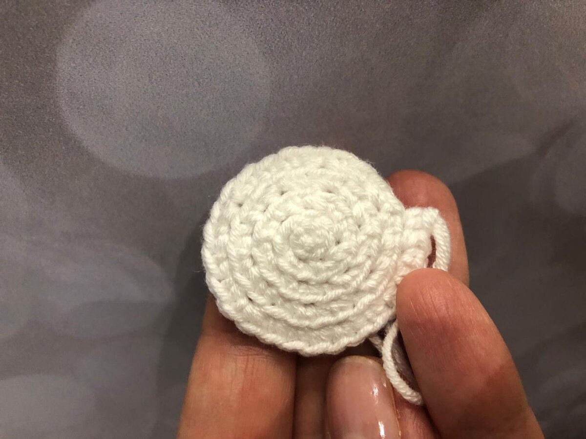 Так выглядит вязание крючком за полупетлю.