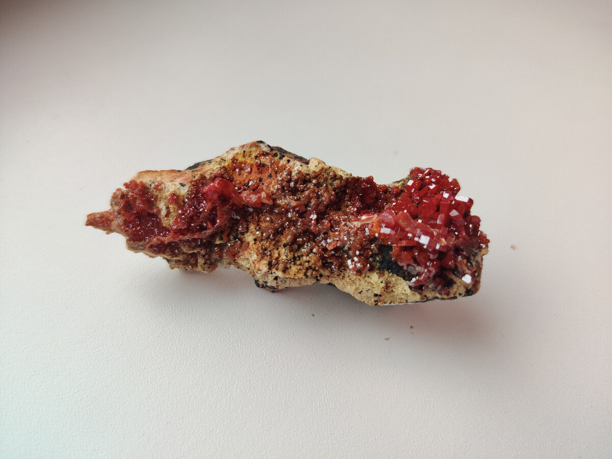 Ванадинит (месторождение Марокко, Мибладен)