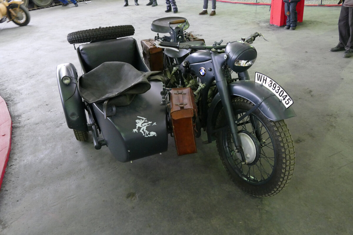 Представленный мотоцикл позднего выпуска, изготовлен в 1940 году.