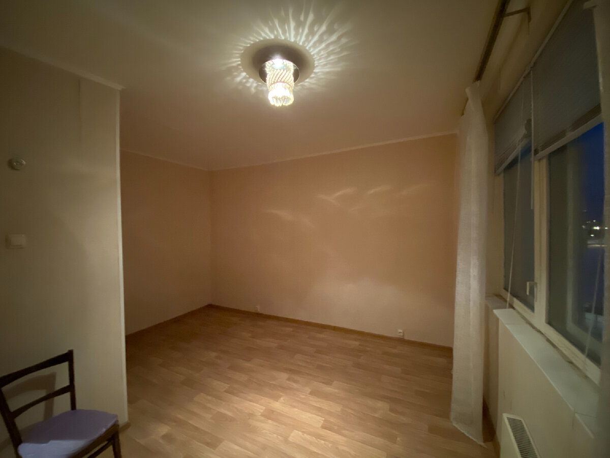 Освобожденная от мебели и личных вещей комната. Фотобанк Екатерины Андреевой. 