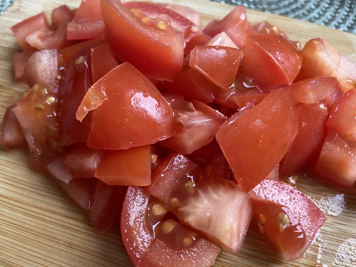 Томаты нарезаем кубиками. 