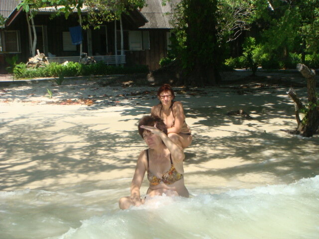 Так и ползали из домика в море.