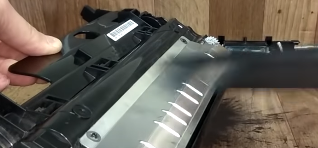 Очищение пылесосом от тонера внутренней и внешней части крышки 