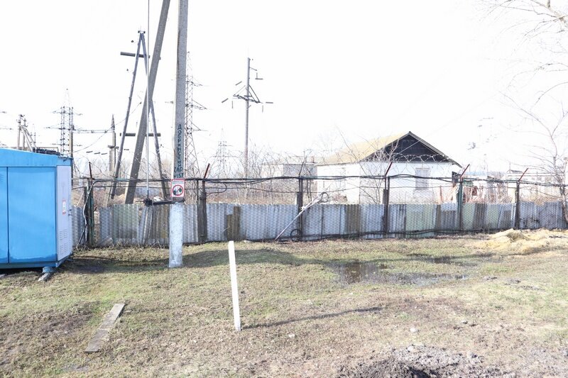 Пожар  вспыхнул в этом доме по улице Профсоюзной в Добринке днем, 23 марта. По  счастливой случайности в этом время работники электросетей возвращались  с обеденного перерыва и заметили дым.