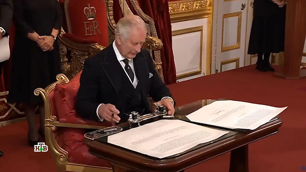    Связь с семьей бен Ладена и странные привычки: чем известен Карл III