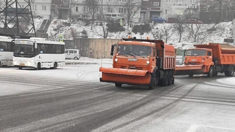     Из-за ухудшения погодной обстановки во Владивостоке власти обратились с рекомендациями к руководителям предприятий в городе. Их просят сократить рабочий день для своих работников.