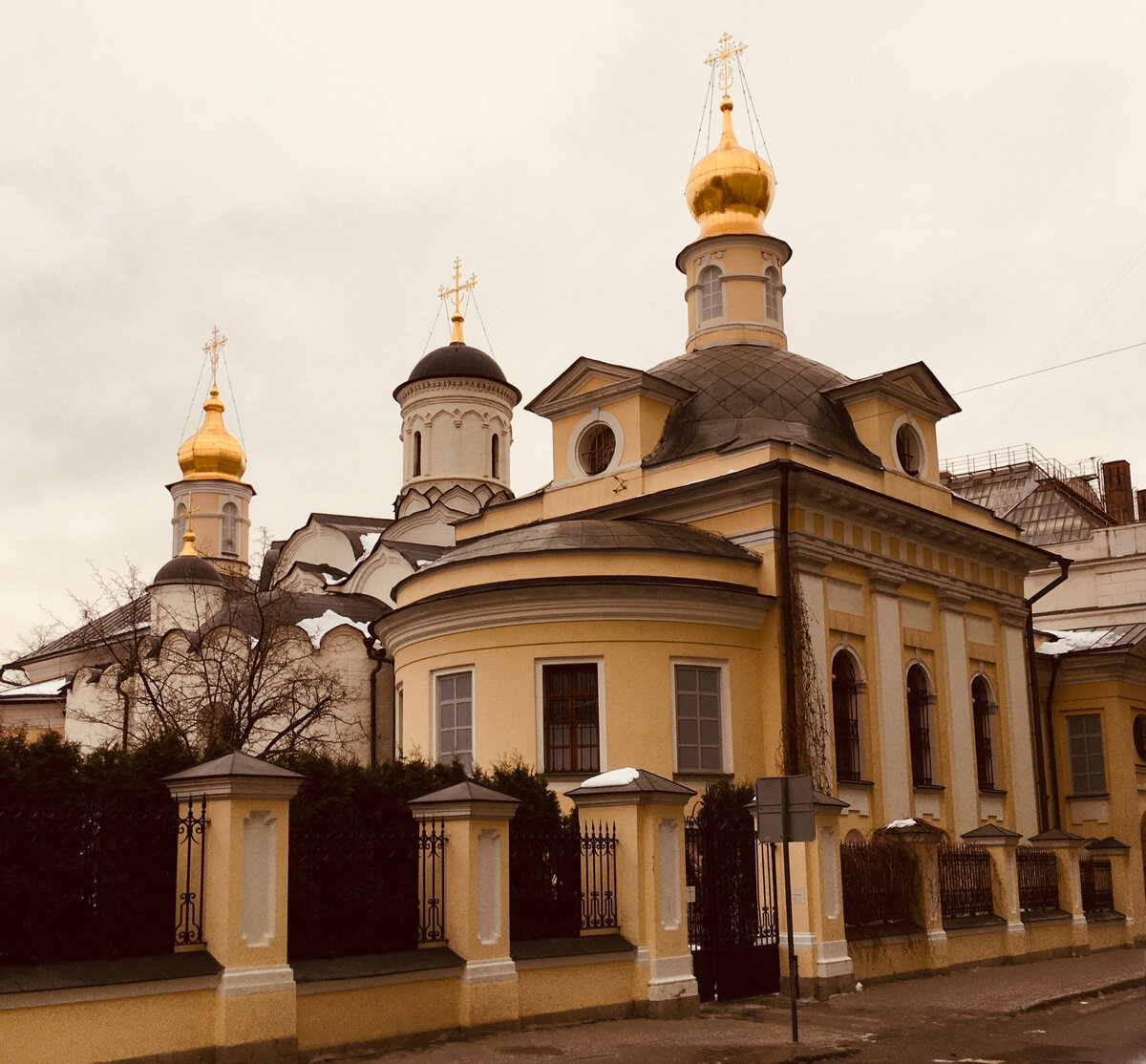 Храм священномученика антипы на колымажном дворе. Храм мученика антипы в москве. Колымажный двор. Храм антипы пергамского в москве. Храм антипы пергамского на колымажном дворе.