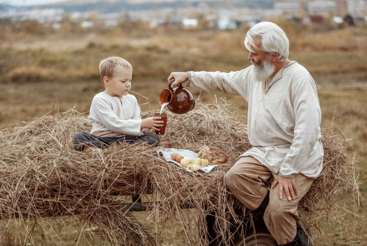 С мамой на сенокосе. Деревенские люди. Дедушка с внуком в деревне. На деревню к дедушке. Деревенский мальчик.