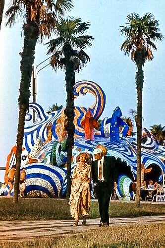 Эпизод из фильма "Любовь и голуби" -  главные герои идут мимо кафе "Фантазия".