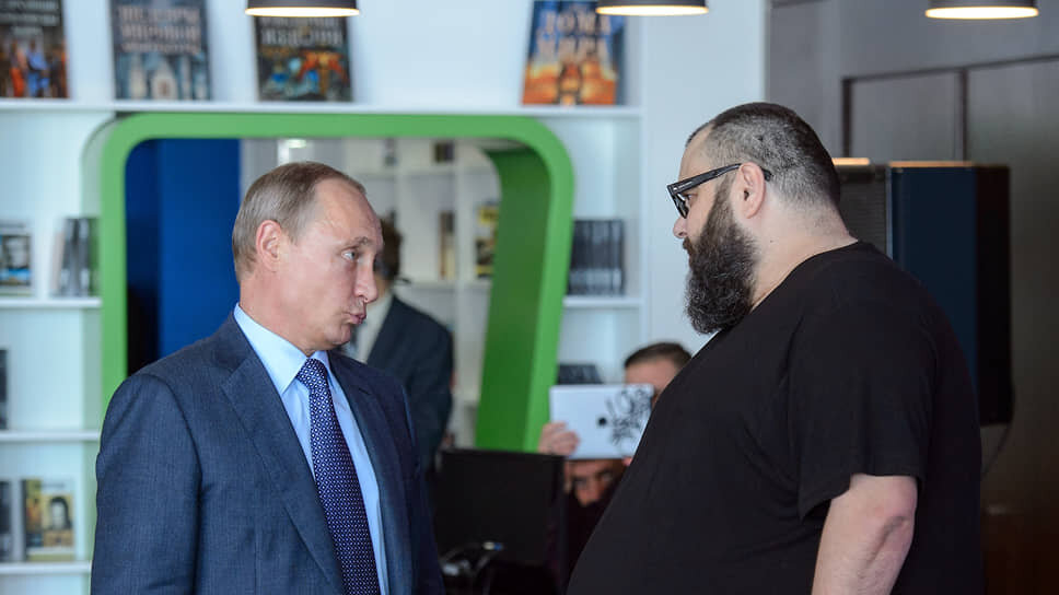 Фото: Дмитрий Азаров / Коммерсантъ📷Президент России Владимир Путин (слева) и продюсер, композитор Максим Фадеев (справа) во время встречи с учениками образовательного центра "Сириус" в Сочи.