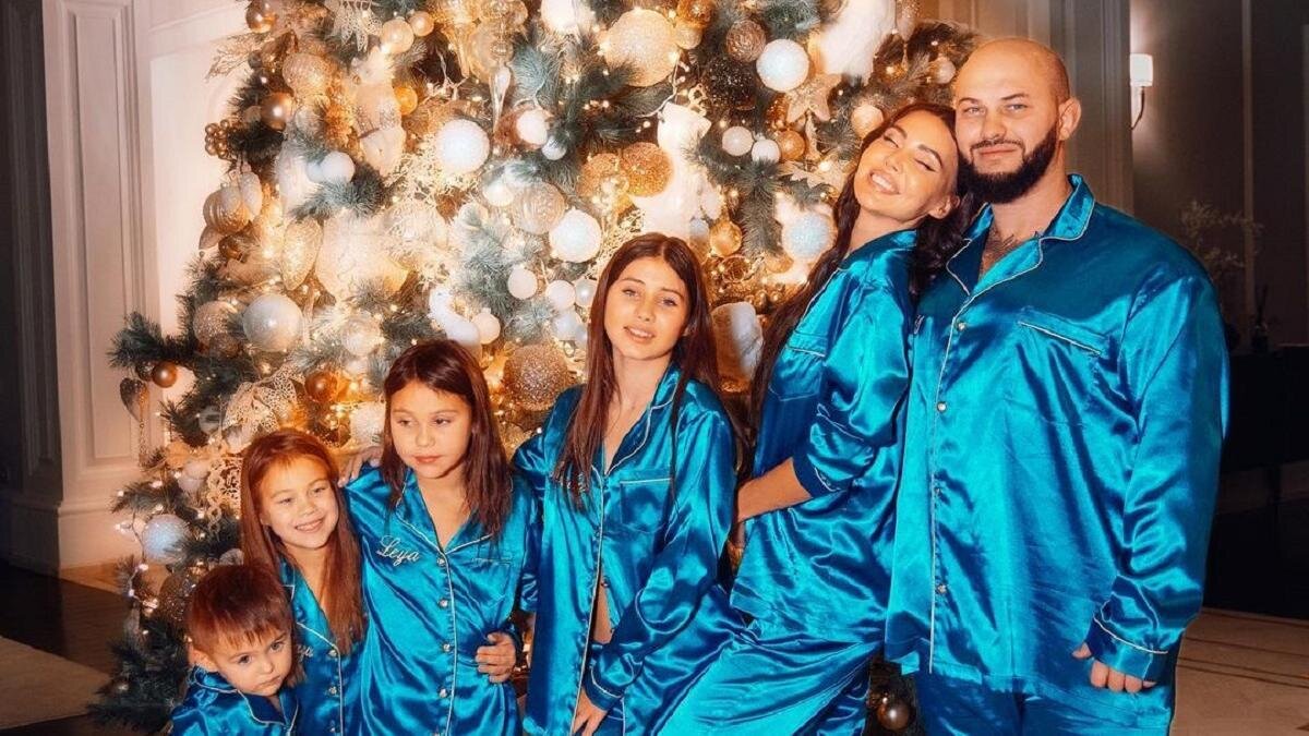    Семья Джигана позирует у елки:instagram.com/samoylovaoxana