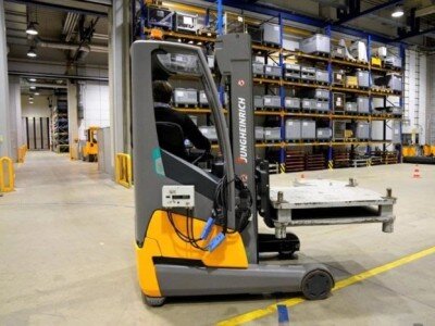    Робот-погрузчик испортил партию машин Acura, из-за чего был уволен