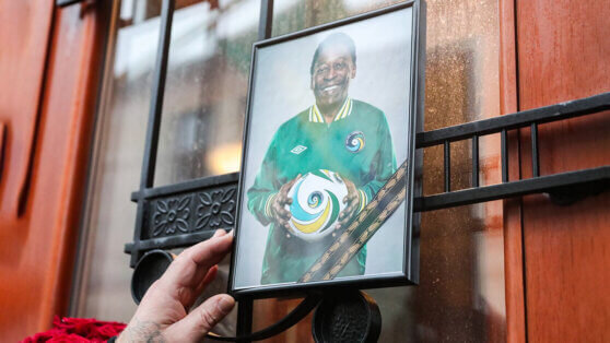    Гроб с телом Пеле привезли на стадион, где пройдет гражданская панихида Анна Белая