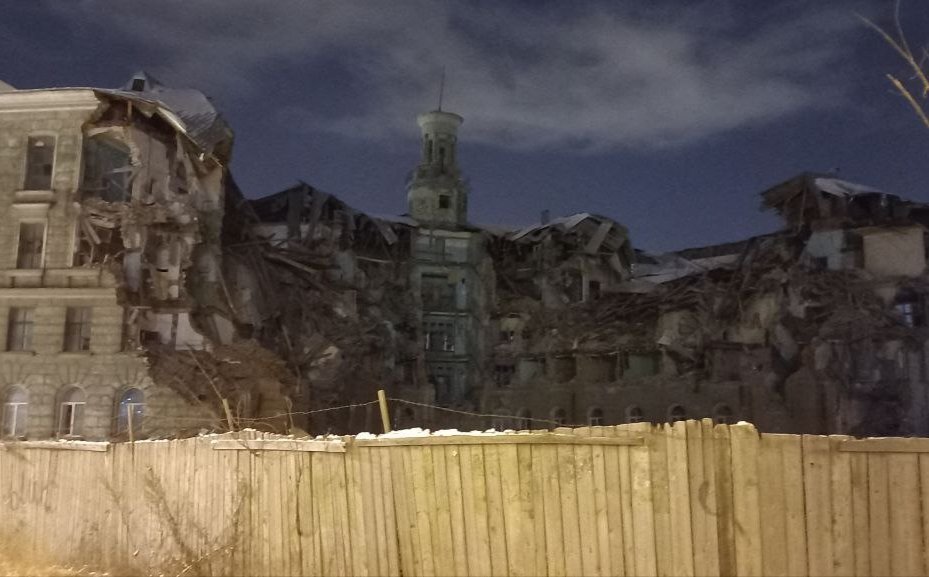 Снос исторического здания на Хрустальной. Фото: SOS СПб СНОС