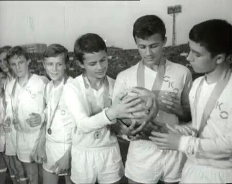 Мяч с автографами сборной СССР в руках мальчишек из «Чайки».