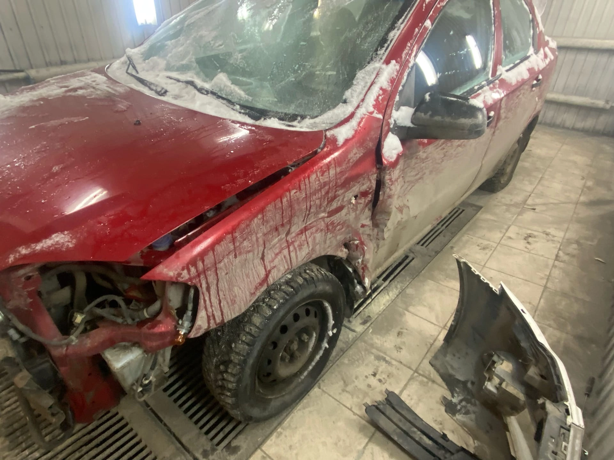 Под удар к сожалению попали крыло и передняя левая дверь.