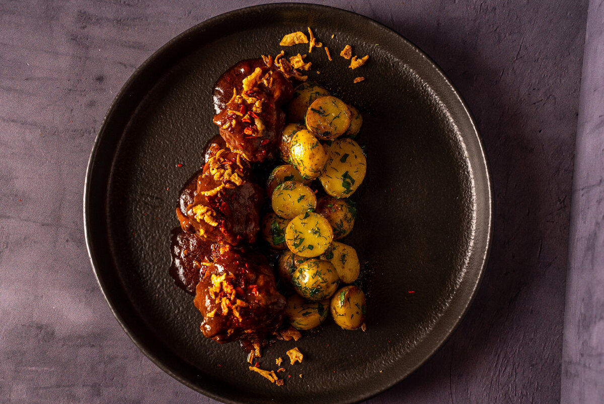 Томлёные бычьи хвосты с картофелем, мясной ресторан "The Бык", 300 руб.