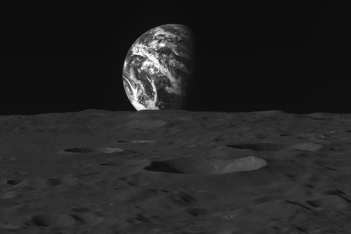     Орбитальный аппарат Danuri показал черно-белые фотографии Земли и Луны